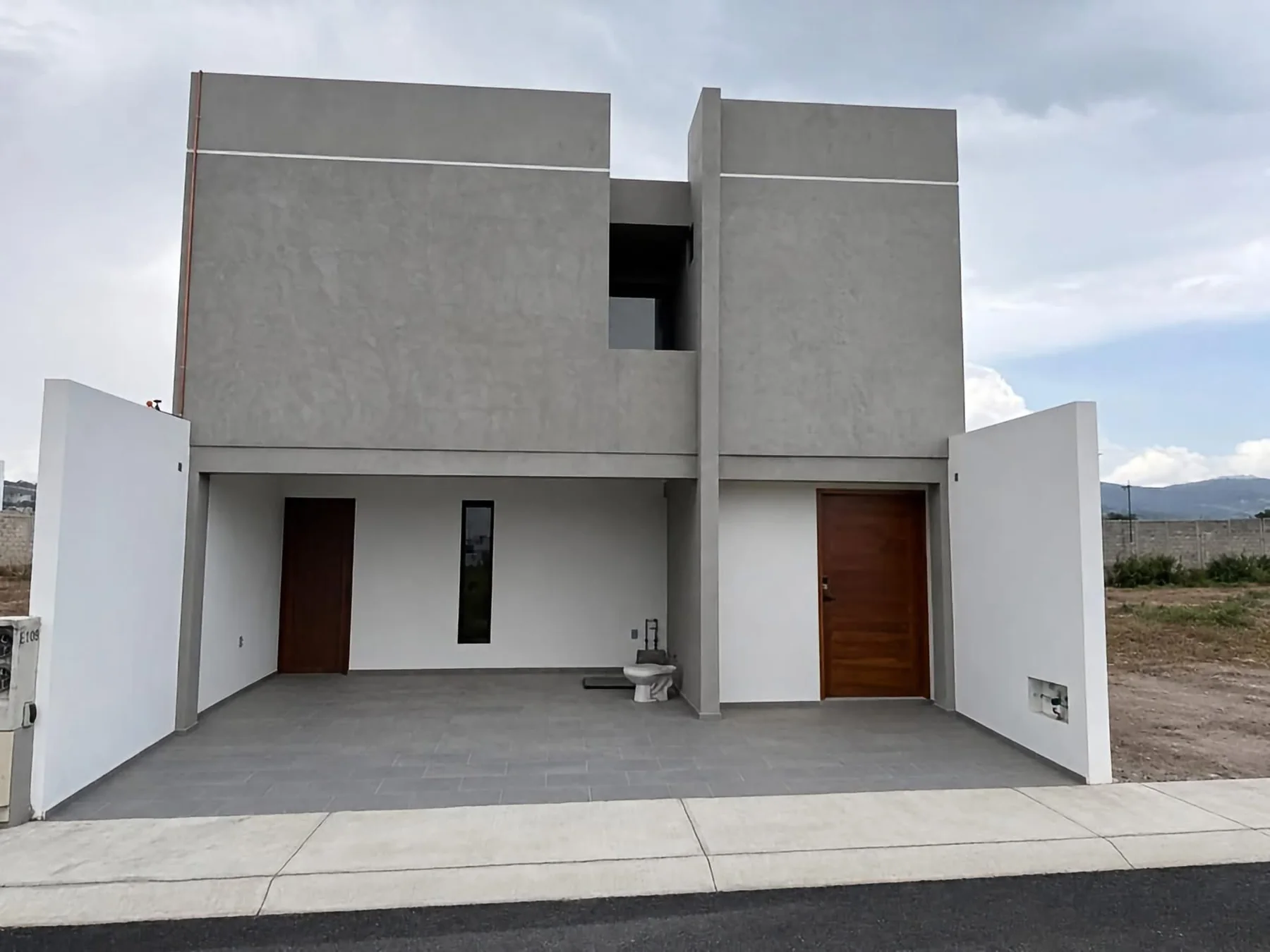 Fachada moderna de vivienda realizada por MG Arquitectura