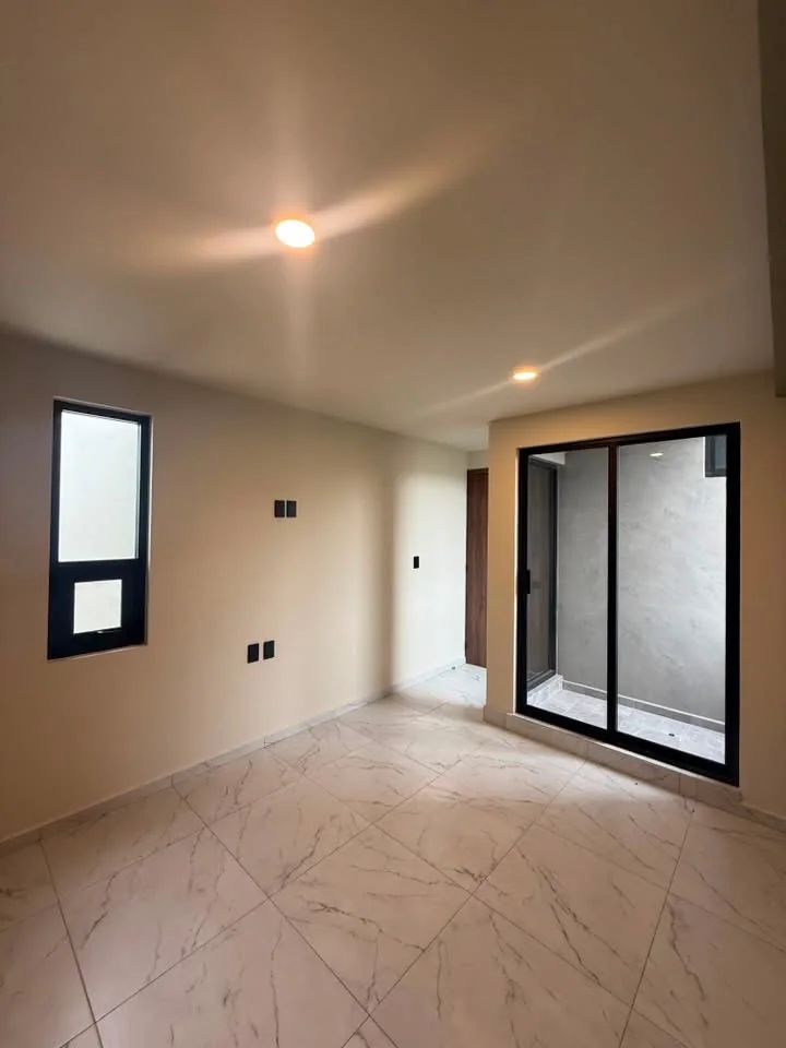 Habitación luminosa con ventanales